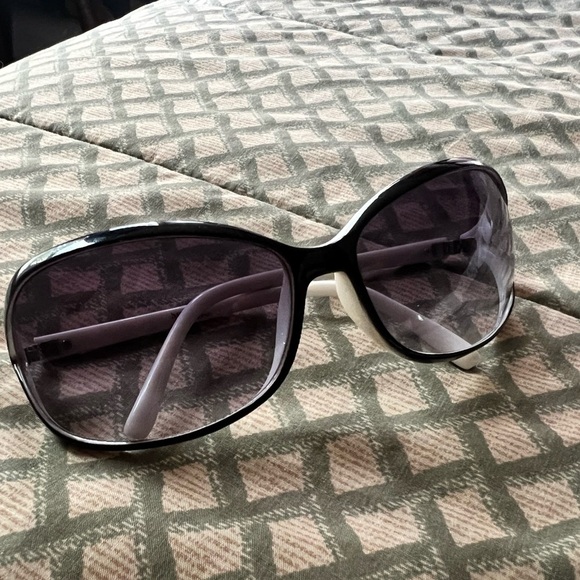 Vintage Simply Vera Wang Sunglasses - Picture 5 of 10